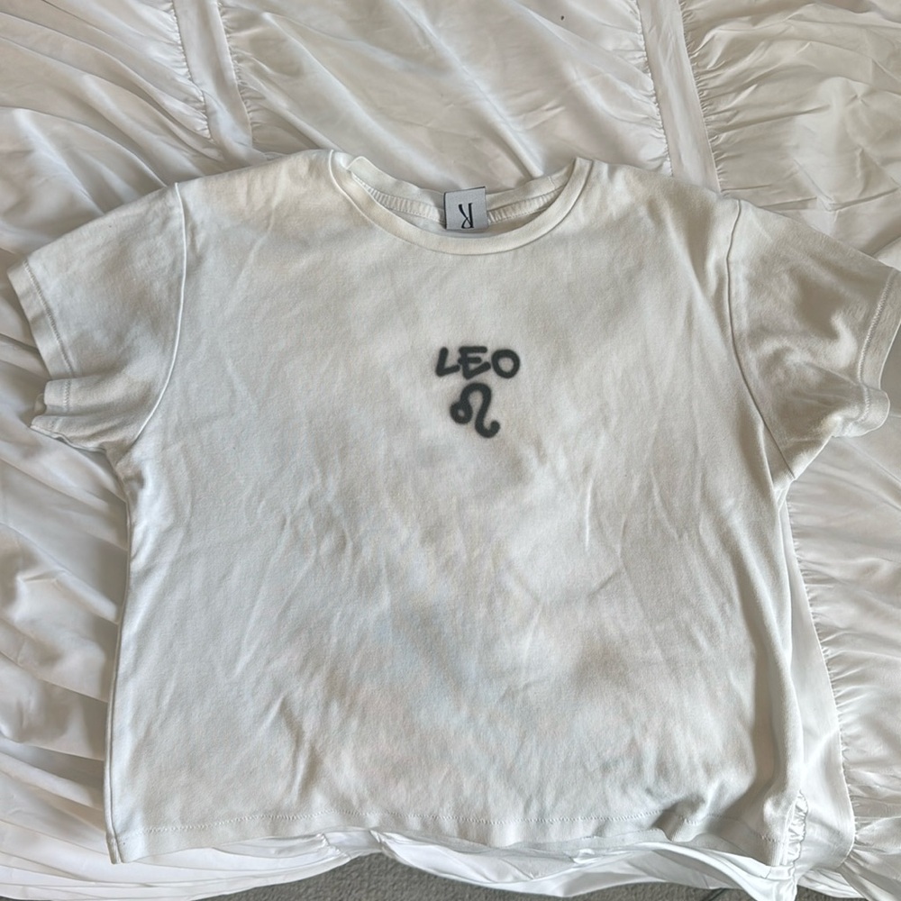 Realisation Par Leo baby tee size L can also fit a small or medium